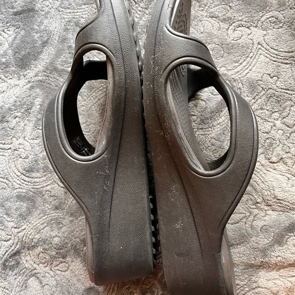 CROCS Women’s Metallic Gray Slip-On Sandals Size 6 - Picture 7 of 7